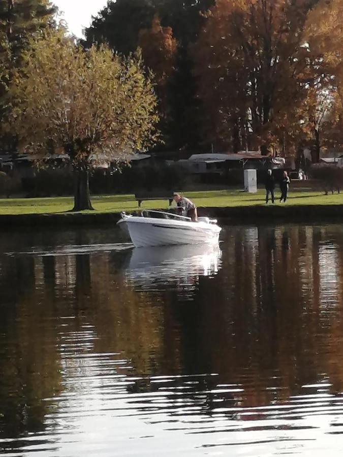 Ferienhäuser Golinski mit Kamin und umzäutem Grundstück am Neuendorfer See Alt Schadow Exterior foto